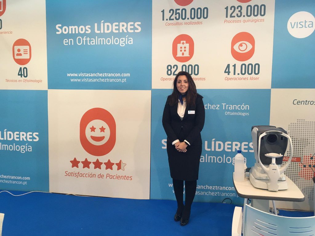 Azafata en stand para FEHISPOR 2019 en Badajoz