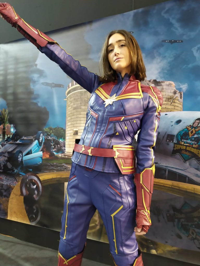 Azafata de Suman caracterizada de superheroína.